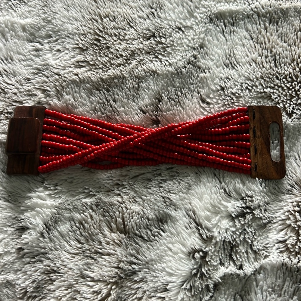 Beautiful coral sea bead bracelet with wooden clasp. It’s in amazing condition